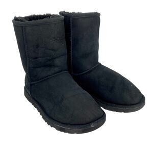 UGG Women's 6 Classic Black Short Boots Sheepskin Shearling